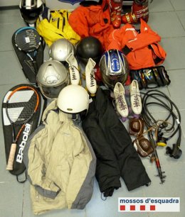 Tres detinguts per robatoris en domicilis i trasters