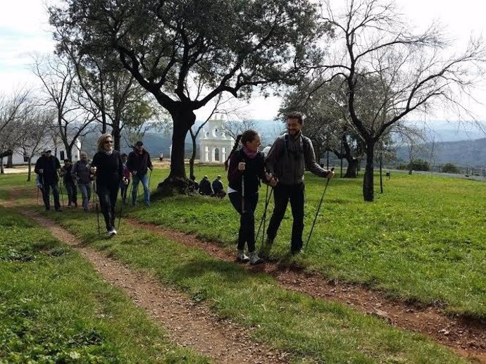 Senderistas en la Sierra de Huelva.