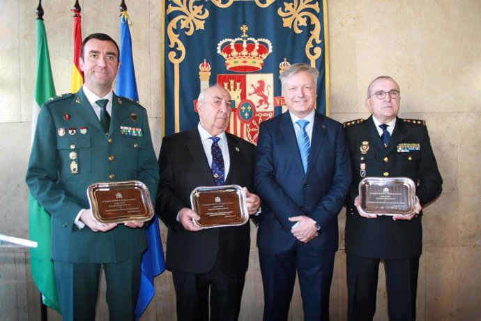 Primo Jurado (segundo por la dcha.), en la entrega de premios