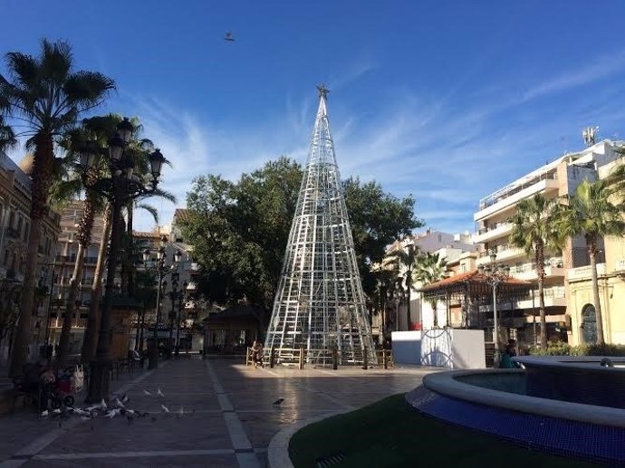 Árbol de Navidad en la Plaza de las Monjas de Huelva.
