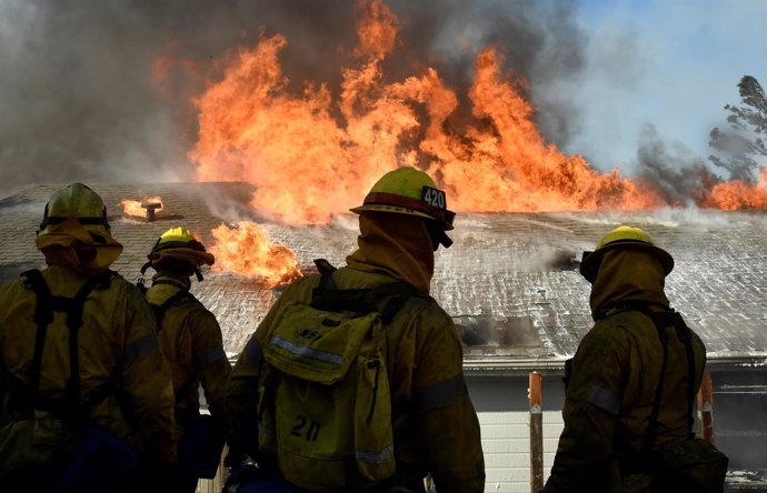 Bomberos realizan labores de extinción de un incendio forestal en California.