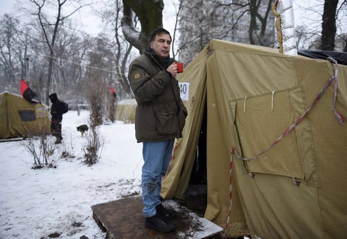 Mijail Saakashvili en el campamento de protesta junto al Parlamento
