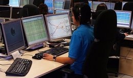 Una de las operadoras que atiende las llamadas en el 112