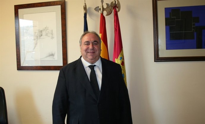 Pp Clm (Nota De Prensa, Corte De Voz Y Fotografía) Tirado Destaca Que La Constit