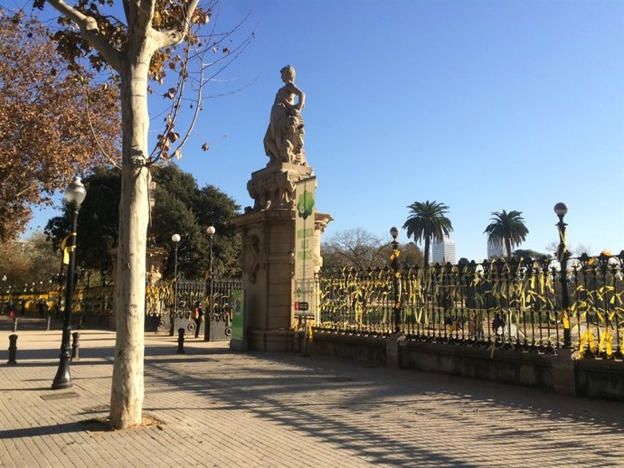 Llaços grocs al voltant de la Ciutadella de Barcelona