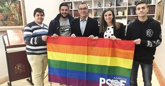 Socialistas junto a la bandera LGTBI