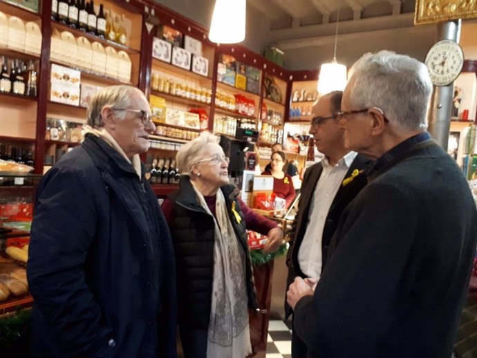 Jordi Turull junto a la familia de Carles Puigdemont