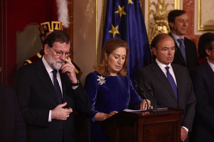 Mariano Rajoy, escuchando a Ana Pastor el Día d ela Constitución