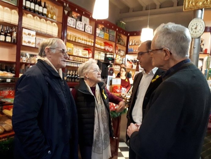 Jordi Turull al costat de la família de Carles  Puigdemont