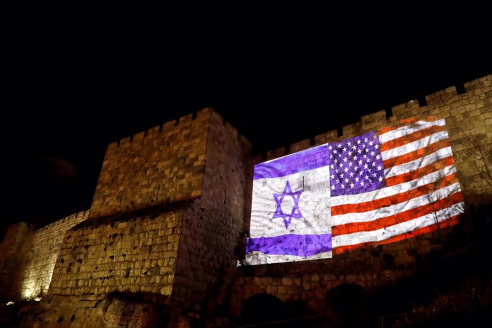 Banderas de Israel y Estados Unidos proyectadas en Jerusalén