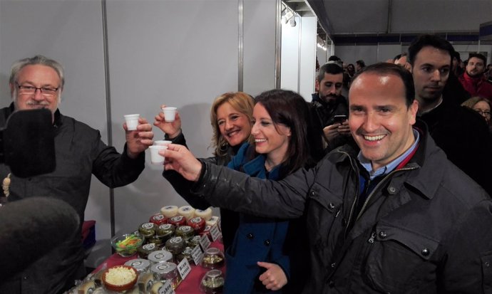 Andrea Levy (PP) visita un mercado de Sant Boi en campaña