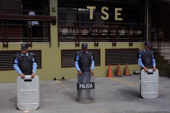 Policías protegiendo la sede del TSE en Tegucigalpa