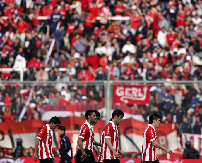 Independiente players leave at the end of the first half of their debut soccer m