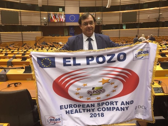 Manuel García Juesas con la bandera acreditativa de Empresa Europea del Deporte 
