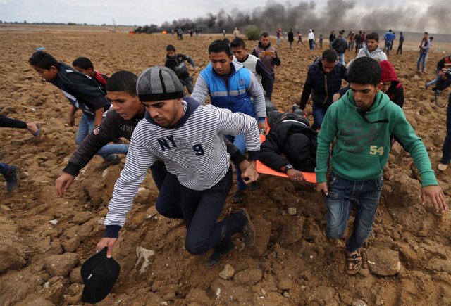 Manifestante palestino herido en la frontera de Gaza