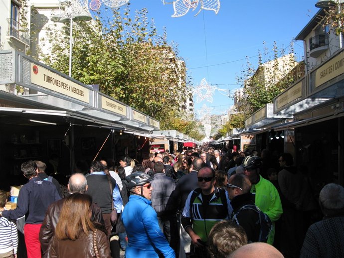 Un instante de la avenida de la Constitució en la Fira de Nadal de 2013