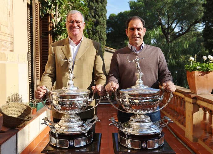 Albert Agusti y Albert Costa con el trofeo del Conde de Godó