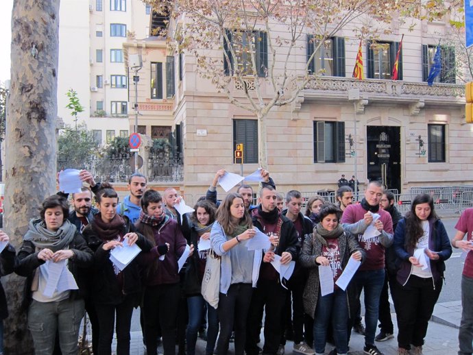 Miembros de Arran rompen la petiticón de prisión por el acto en el PP catalán