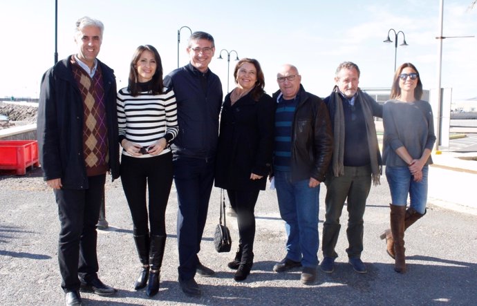 Carmen Crespo junto al alcalde y concejales de Adra (Almería)