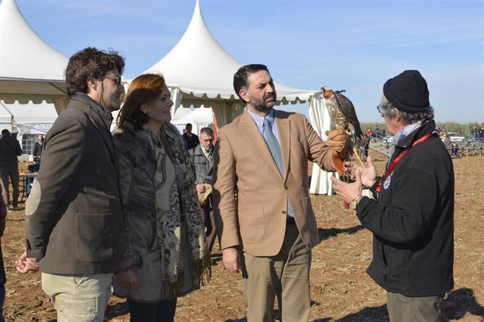 El consejero de Turismo en Osuna en el Campeonato de España de Cetrería