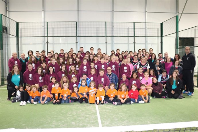 Foto de familia de los equipos de baloncesto de Viu l'Esport