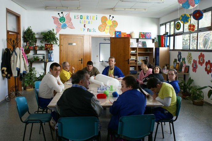 Un Grup De Joves En Un Centre De Pau I Bé. 