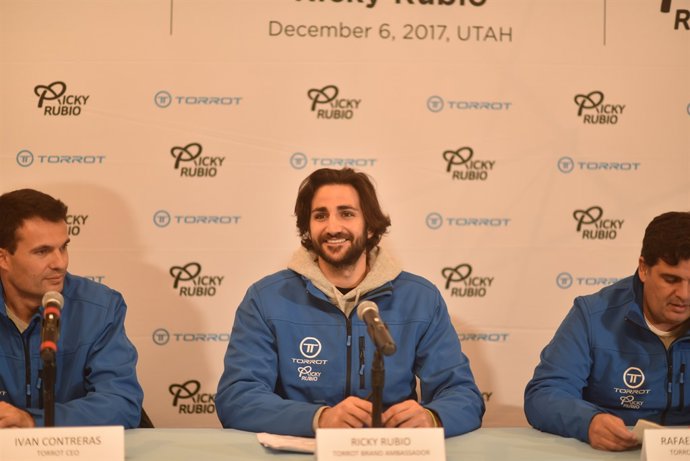 Ricky Rubio en la signatura de l'acord