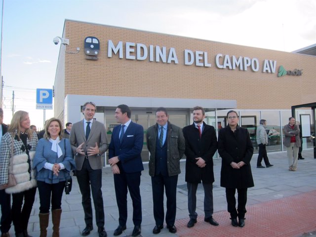 El ministro inaugura la estación del AVE en Medina del Campo.             