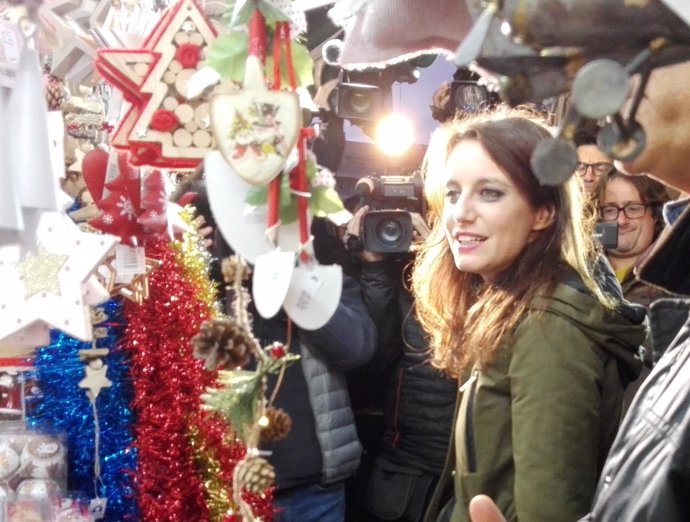 Andrea Levy (PP) visita un mercado navideño en campaña 