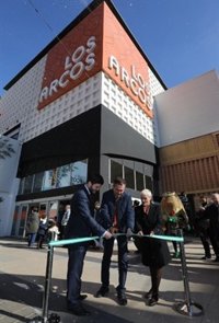 El alcalde de Sevilla inaugura el Mercado Navideño del Polígono San Pablo, en el Centro Comercial Los Arcos