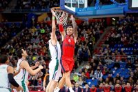 Baskonia ahonda la crisis de un combativo Unicaja