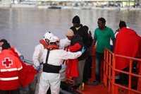 Trasladan a un hospital a tres de los 56 inmigrantes rescatados de la patera a 28 millas de Fuengirola (Málaga)