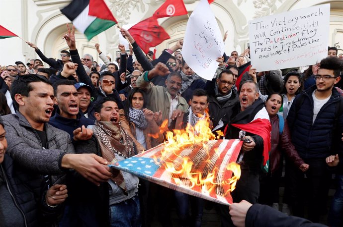 Manifestantes queman una bandera de Estados Unidos en Túnez