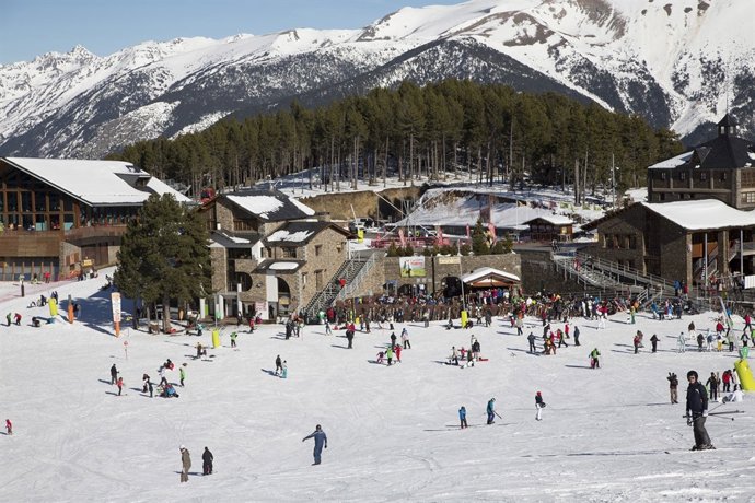 Nieve en la estación de esquí de Vallnord, Andorra