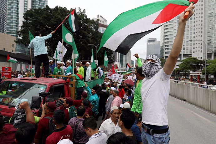 Manifestantes pro palestinos frente a la Embajada de EEUU en Kuala Lumpur