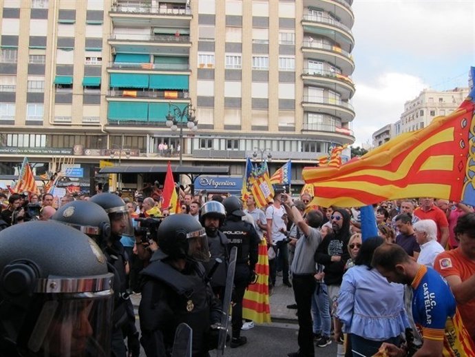 Manifestación el 9 d'Octubre que se saldó con detenidos por agresiones ultras