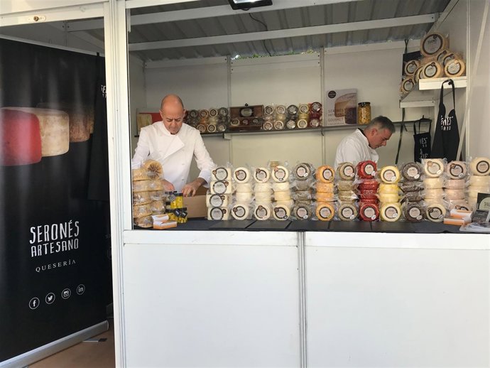 Serones Artesano ofrece una amplia variedad de quesos de cabra gourmet.
