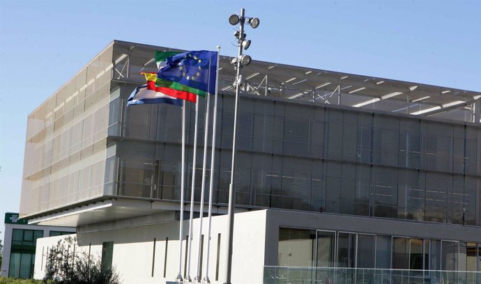 Fachada de la diputación de Málaga banderas europa sede edificio supramunicipal