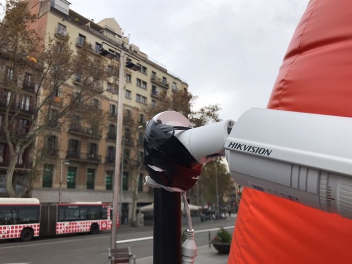 Carpa inflable d'Cs situada en Plaza Universitat