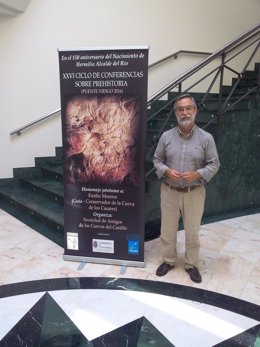 Roberto Ontañón con el cartel del XXVI Ciclo de Conferencias sobre Prehistoria 