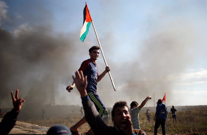 Un manifestante con la bandera palestina en Gaza