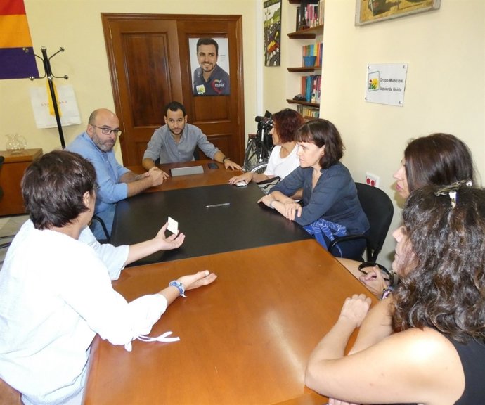 Reunión de IU con trabajadores del programa de refuerzo a la dependencia