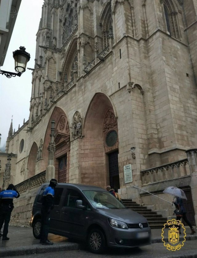 Burgos.- Sorprendido bajando las escalares de la Catedral con su coche