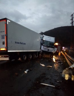 Salida de vía de un camión con dos heridos en Bera de Bidasoa