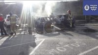 Un incendio calcina dos coches estacionados en el parking disuasorio del Malecón