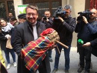 Domènech rechaza cambiar la democracia a golpe de vara y apuesta por abrirla con su llave