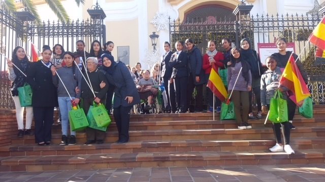 Visita de mayores y 'menas' a la plaza de toros de Melilla