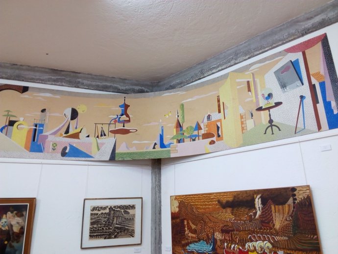 Imagen de un mural de Lugrís con humedades en el Museo Maside