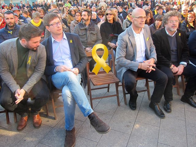 G.Rufián, Carles Mundó, cadira d'O.Junqueras, Raül Romeva, Toni Castellà (ERC)