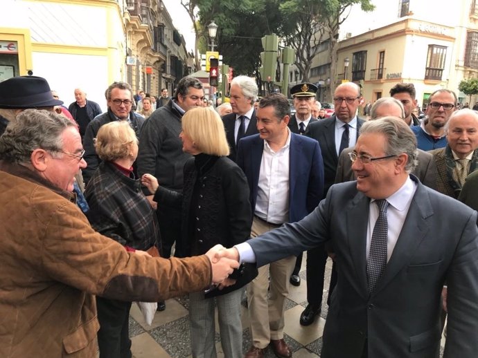 Zoido saluda a una ciudadano en las calles de Jerez